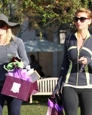 Alyson Michalka shows off her ass cameltoe wearing tight