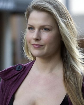 Ali larter vollbusig trägt tief ausgeschnittenes schwarzes Kleid in beverly hills
 #75316120