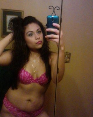 Amateur Mexican Babe Camwhoring In Front Of The Mirror