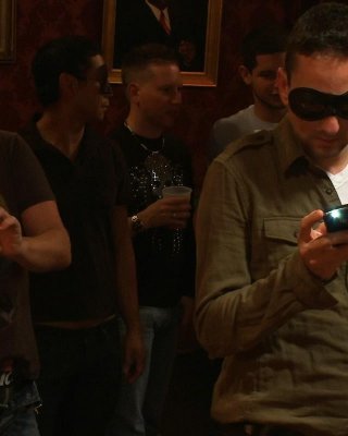 Sklave schwul wird gefesselt und gefickt in der Öffentlichkeit von einer Gruppe von Homosexuell
 #76901045