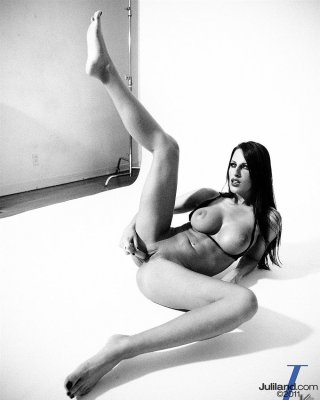 Kortney kane strips ab bikini im schwarz und weiß artistisch #74703732