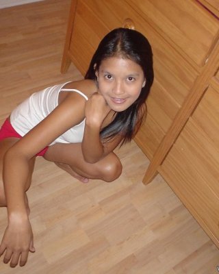 Exotische cutie kat wird verspielt spielen und posieren auf ihrem Bett
 #69998121