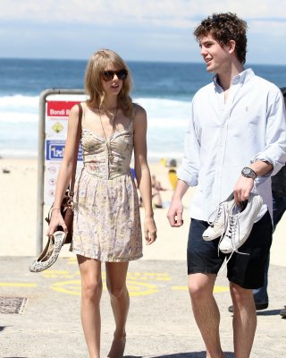 Taylor Swift Cleavy And Leggy In Short Dress At The Beach In Sydney