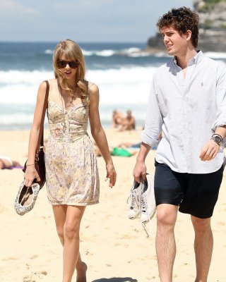 Taylor Swift Cleavy And Leggy In Short Dress At The Beach In Sydney