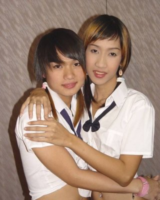 女子高生がパンティを脱いでチンポを擦る
 #79326396