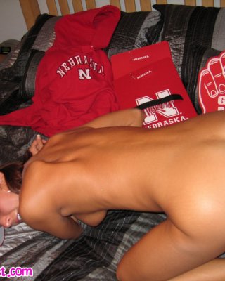 Melissa midwest posiert auf dem Bett in husker gear
 #67245049