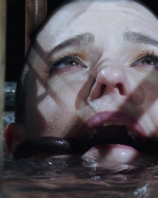 ジャック・ハンマーが彼女のところに来て、ナイフで彼女のパンストを裂き、ファックを始める。
 #74612030