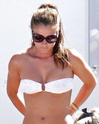 Brooke vincent sieht sehr heiß und sexy im Bikini am Pool aus
 #75229046