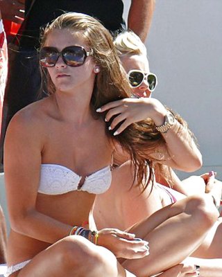 Brooke vincent sieht sehr heiß und sexy im Bikini am Pool aus
 #75229056