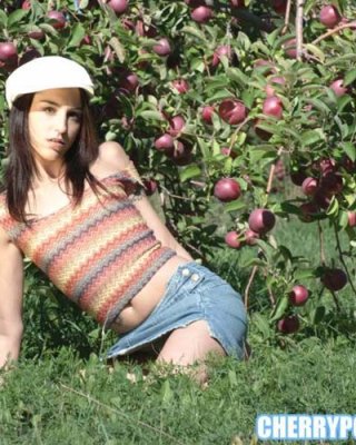 Teen Babe Kirsche Töpfer im Garten
 #76344700