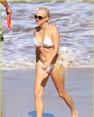 Anna Faris Shows Her Amazing Bare Sexy Ass