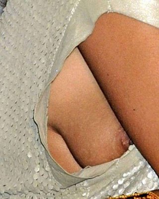 Jade jagger entblößt ihre titten und ihren arsch am strand und upskirt im auto
 #75336604