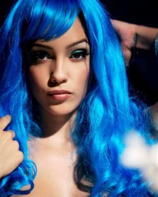 Melanie jane zieht ihr perlenbesetztes Outfit mit einer heißen blauen Perücke aus
 #76511188