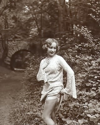 Vintage Damen entblößt natürliche Titten und haarige Muschis
 #67246578