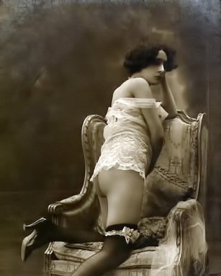 Vintage Damen entblößt natürliche Titten und haarige Muschis
 #67246586