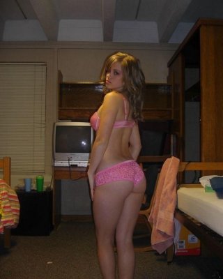 Heiße vollbusige Amateur-Mädchen posieren nackt und ohne Scham
 #79401002