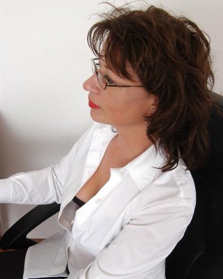 Milfy Hausfrau spreizt und zeigt eine rasierte Muschi
 #77515054