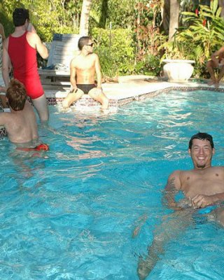 Papi-Pool-Party wird verrückt, wenn die Jungs nackt und ausgelassen werden
 #76957276