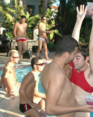 Papi-Pool-Party wird verrückt, wenn die Jungs nackt und ausgelassen werden
 #76957282