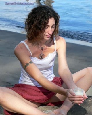 Große, gertenschlanke Brünette nackt an einem einsamen Strand in der Wildnis
 #72320693