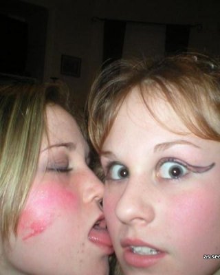 Kinky geile wilde Amateur Lesbo Liebhaber in dampfenden Liplock
 #68161459