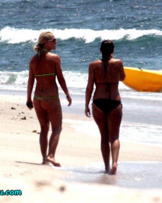 Britney spears zeigt ihre Muschi und posiert im Tanga am Strand
 #75433773