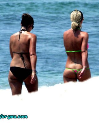 Britney spears zeigt ihre Muschi und posiert im Tanga am Strand
 #75433775