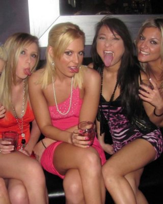 Wilde Party-Küken knallen eine Stripperin
 #76557435