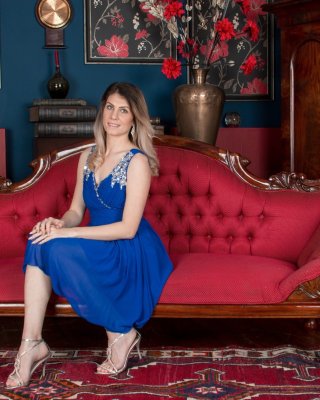 Ashleigh mckenzie strips nackt auf sie rot sofa
 #73489853