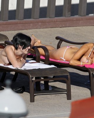 Courtney stodden tanning oben ohne und küssen einige Freundin poolside in la
 #75197628