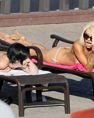 Courtney stodden tanning oben ohne und küssen einige Freundin poolside in la
 #75197646