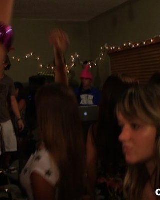 Hot College Dorm Party gehen wild in diesen heißen verdammt verrückt Bilder
 #79388622