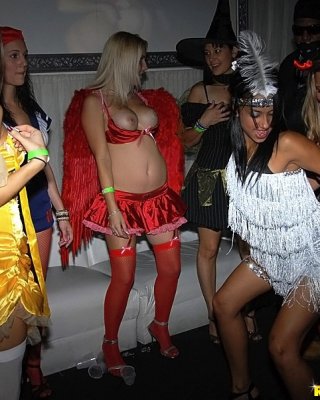 Schauen Sie sich diese erstaunliche Teens gefickt in einem Club Holloween Partei echte Amateur 
 #70964404