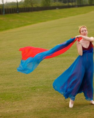 Ich mache Ballett im Gras. auf diesen Fotos sieht man
 #67903934