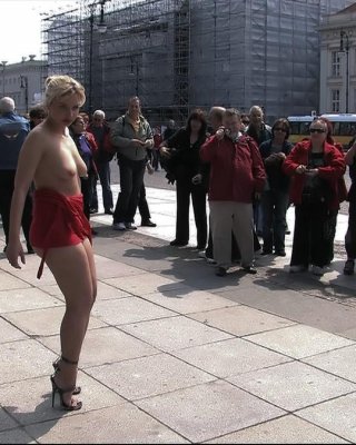 Babe wird ausgezogen, gefesselt und gefickt im Freien an öffentlichen Orten
 #71989459