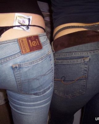 Mädchen in engen Bluejeans beugen sich erotisch vor
 #73180863