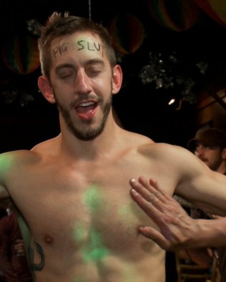 Bryan cole erträgt Kitzelfolter und einen Gangfick in einer öffentlichen Bar.
 #76916435