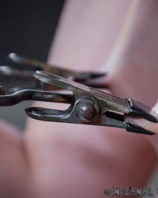 Metall-Bondage, körperliche Züchtigung und mehr als nur ein paar erzwungene Orgasmen sind angesagt.
 #71911402