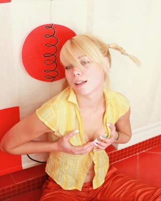 Kleintittiges blondes Teenie stopft sich mit Banane voll
 #78410560