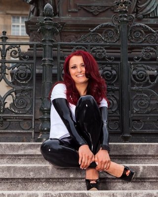 Rothaarige in Latex
 #70783023