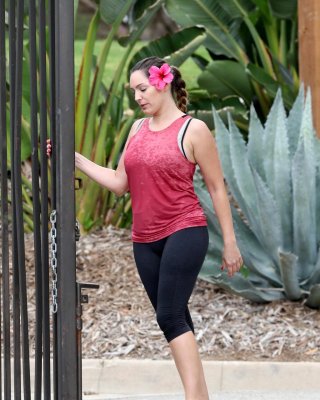 Kelly Brook Getting Wet And Showing Booty In Tights After A Workout In LA