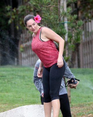 Kelly Brook Getting Wet And Showing Booty In Tights After A Workout In LA