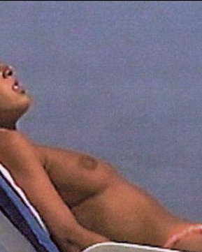 Anna kournikova beim Sonnenbaden oben ohne und haariger Busch
 #75393310