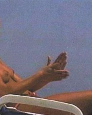 Anna kournikova beim Sonnenbaden oben ohne und haariger Busch
 #75393313