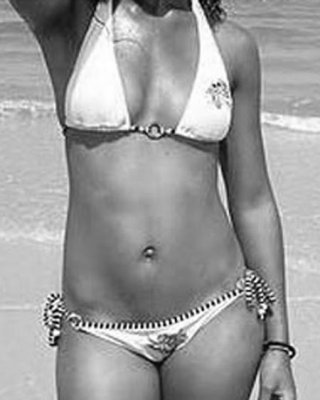 Ebenholz-Babes zeigen ihre Körper in knappen Bikinis
 #73357866