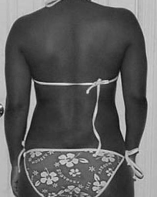Ebenholz-Babes zeigen ihre Körper in knappen Bikinis
 #73357870