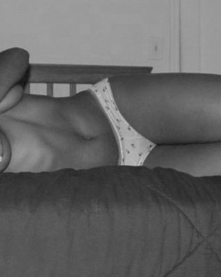 Ebenholz-Babes zeigen ihre Körper in knappen Bikinis
 #73357873