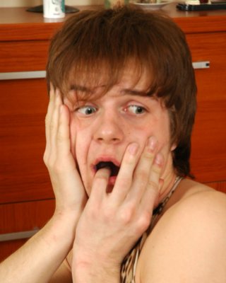 Sissy Homosexuell in weiblicher Kleidung saugen Hahn und immer Gesichtsbehandlung
 #75685995