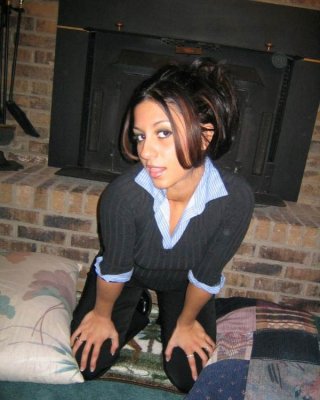 Brünette Babe nimmt ihre Kleidung ab
 #74990119