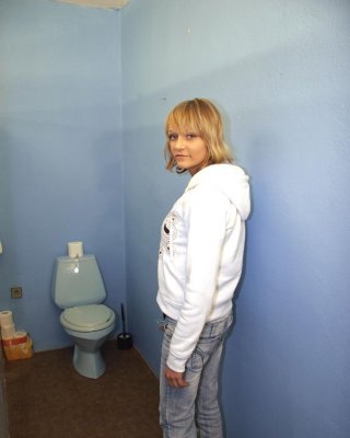 Süße Gloryhole-Blondine nimmt frische Ladung von nahrhaftem Sperma
 #75990710